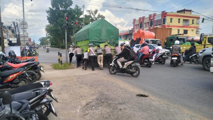 TRUK MOGOK  - Polisi bersama warga ramai-ramai mendorong truk mogok di Simpang Deskap, Kubu Raya, Sabtu 22 November 2025. Petugas yang sedang melaksanakan Operasi Zebra Kapuas 2025 langsung bertindak melakukan pengamanan jalur.