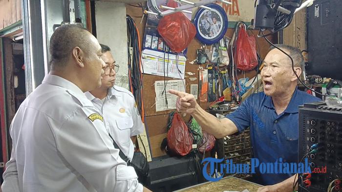 Pedagang Pasar Kapuas Indah Protes Penyegelan Kios, Keluhkan Retribusi dan Pendapatan Menurun