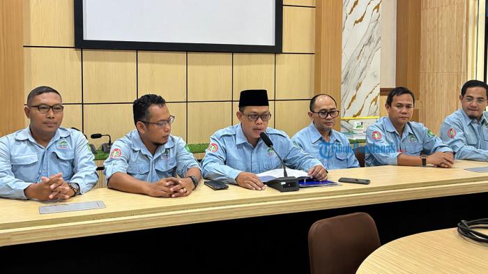 UPGRI DILAPORKAN - Rektor UPGRI Pontianak, Firdaus didampingi Civitas Kampus menggelar konferensi terkait Skema JHT yang tengah diributkan oleh oknum Dosen, pada Selasa 24 Februari 2026. Ini klarifikasi Firdaus soal laporan JHT.