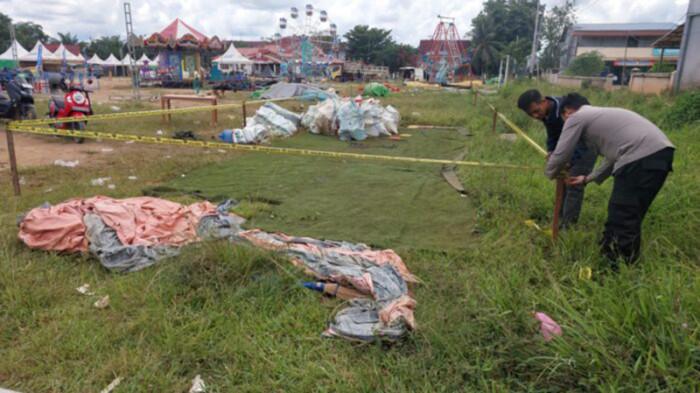 WAHANA AMBRUK - Petugas kepolisian melakukan pemeriksaan di lokasi ambruknya wahana permainan rainbow slide di halaman Kantor Kecamatan Air Upas, Kabupaten Ketapang, Kalimantan Barat, Minggu 19 Oktober 2025. Area kejadian dipasangi garis polisi untuk kepentingan penyelidikan.