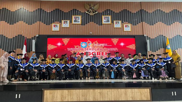Pemkab Kubu Raya Gelar Wisuda Kepada 30 Lansia Tangguh