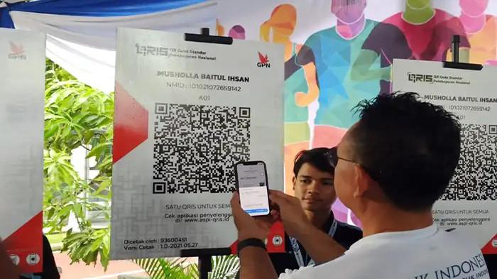 Wali Kota Pontianak Edi Kamtono mencoba aplikasi Qris Dinamis.