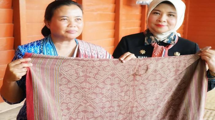 KAIN TENUN - Kadisporapar Windy bersama Ketua PKK Kabupaten Sekadau saat memegang kain tenun usia 180 tahun yang ada di Kumpang Ilong, Sekadau. 