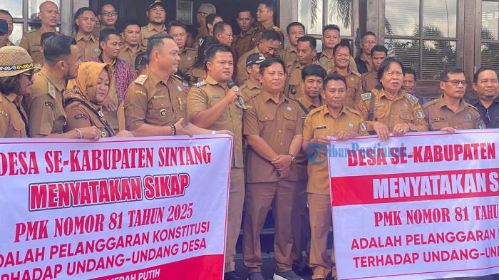 TOLAK PERATUTAN MENKEU - Ratusan kepala desa di Kabupaten Sintang mendatangi Pendopo Rumah Dinas Bupati Sintang, Senin 1 Desember 2025. Apa tuntutannya?
