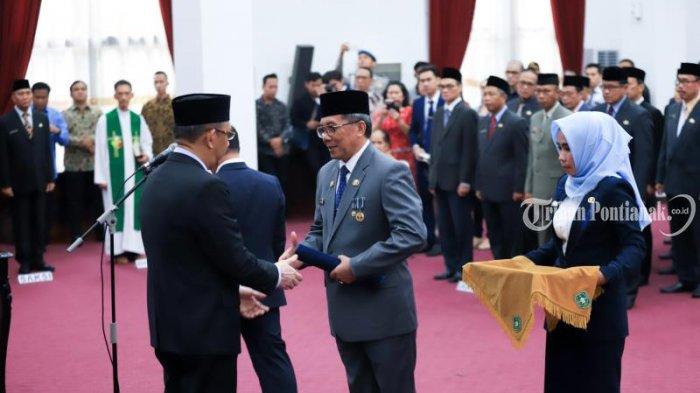 FOTO: Momen-monen Saat Gubernur Sutarmidji Lantik AL Leysandri Sebagai Sekda Kalbar - al-leysandri-saat-dilantik-oleh-gubernur-kalimantan-barat-sutarmidji-sebagaisekda-kalbar-2.jpg