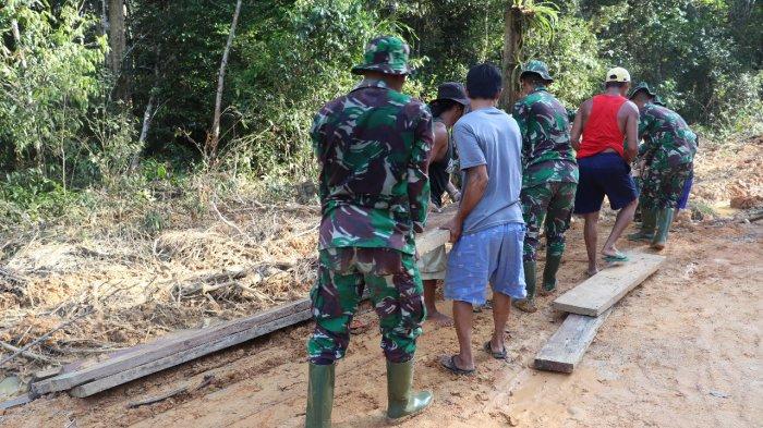Percepat Pengerjaan Jembatan, Satgas TMMD Bersama Warga Gotong Royong Kumpulkan Material