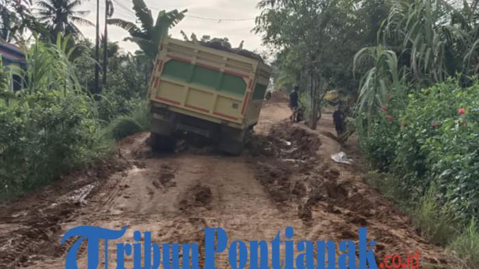 JALAN RUSAK - truk terperosok di Jalan Arif Rahman Hakim, Desa Banyu Abang, Teluk Batang, Kayong Utara, Kalimantan Barat, Minggu 16 November 2025. Kerusakan tersebut sudah berlangsung lama dan belum mendapatkan penanganan berarti.