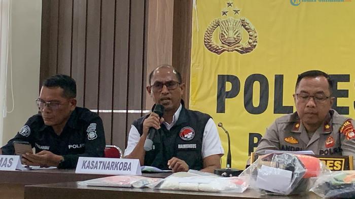 NARKOBA - KBO Satresnarkoba Polres Kubu Raya, IPTU Raimundus saat memberikan penjelasan dalam kegiatan konferensi pers, Rabu 15 April 2026, di Polres Kubu Raya, Kalimantan Barat. Iptu Raimundus mengungkap peredaran narkoba di Kecamatan Batu Ampar Kubu Raya tergolong cukup masif.