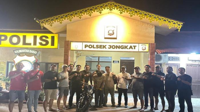 KASUS PENGANIYAAN - Tim gabungan Satreskrim Polres Mempawah, Resmob dan IT Ditreskrimum Polda Kalimantan Barat, serta Polsek Jongkat berhasil mengamankan seorang pria berinisial SY (38), terduga pelaku penganiayaan yang mengakibatkan satu korban meninggal dunia dan satu korban luka berat, Sabtu 15 November 2025 malam.