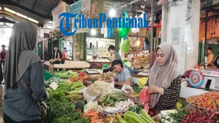 PASAR FLAMBOYAN - Pedagang vipa, saat melayani pembeli di pasar tradisional flamboyan, Jl Gajah Mada, Kenaikan harga sejumlah kebutuhan pokok terjadi di pasar tradisional Flamboyan, Jalan Gajah Mada. Para pedagang mengungkapkan bahwa lonjakan harga ini sudah berlangsung dalam beberapa waktu terakhir dan berdampak pada berbagai komoditas, Minggu 3 Mei 2026.