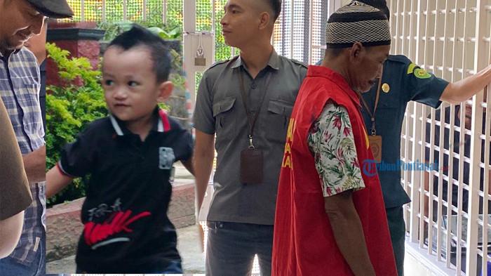 KASUS RAFA FAUZAN - Tersangka pembunuh balita Rafa Fauzan (1 tahun 11 bulan) di Kota Singkawang, Kalimantan Barat bernama Uray Abadi terdiam usai divonis mati pada Senin 17 November 2025 oleh majelis hakim Pengadilan Negeri (PN) Singkawang. Rafa Fauzan sebelumnya ditemukan meninggal dunia di depan pintu Masjid Jami Husnul Khatimah, Jalan Veteran, Kelurahan Sekip Lama, Singkawang Tengah pada Jumat 13 Juni 2025 pukul 04.00 WIB subuh setelah hilang sejak Selasa 10 Juni 2025 siang.