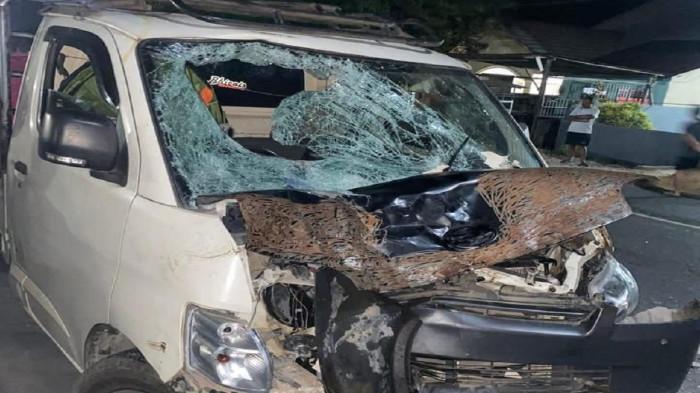 Sebuah mobil pikap ringsek dibagian depan usai terlibat tabrakan dengan sepeda motor di Jalan Raya Desa Pusaka, Kecamatan Tebas, Kabupaten Sambas, Kalimantan Barat, Kamis 23 April 2026 dini hari. Satu korban tewas di tempat dan dua korban luka-luka dilarikan ke rumah sakit.