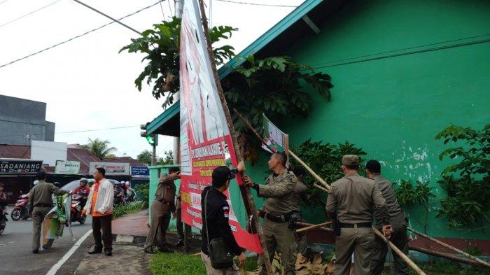Bawaslu Pontianak Bersihkan APK yang Diduga Tak Taat Aturan