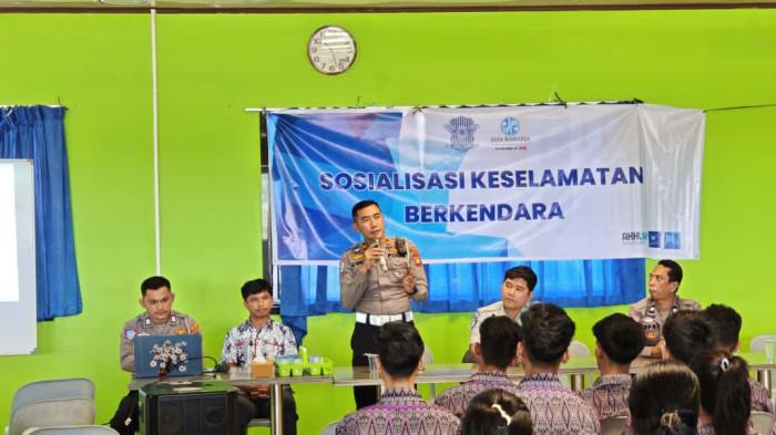 Personel Satuan Lalu Lintas Polres Melawi Sosialisasikan Keselamatan Berkendara pada Pelajar