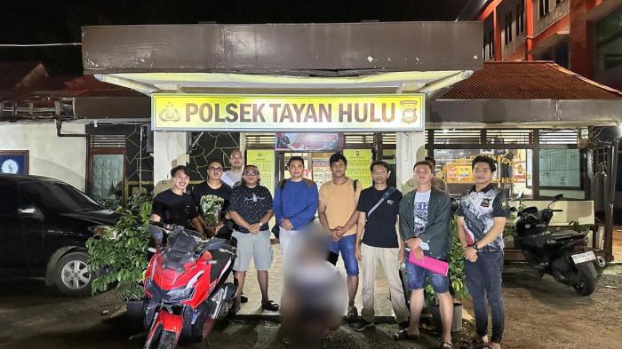PENGGELAPAN MOTOR SANGGAU - Tim Reaksi Cepat (TRC) Polsek Tayan Hulu saat mengamankan terduga pelaku tindak pidana penggelapan kendaraan bermotor inisial EA (26), yang sebelumnya dilaporkan terjadi di wilayah Gang Patoka, Kecamatan Entikong, Kabupaten Sanggau, Kalimantan Barat. Penangkapan tersebut merupakan tindak lanjut dari laporan masyarakat yang diterima Polsek Entikong pada Rabu 29 April 2026. .