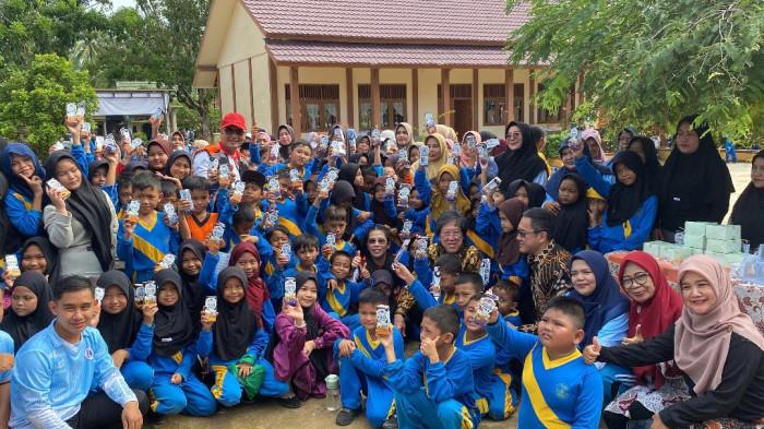 FOTO BERSAMA - Wali Kota Tjhai Chui Mie Foto bersama dengan siswa di SDN 85 Kota Singkawang, pada Sabtu 22 November 2025. Wali Kota Tjhai Chui Mie bersama Komisaris Utama PT Cimory Group Prijo Handoko Rahardjo, membagikan susu saat kunjungan ke sekolah tersebut.