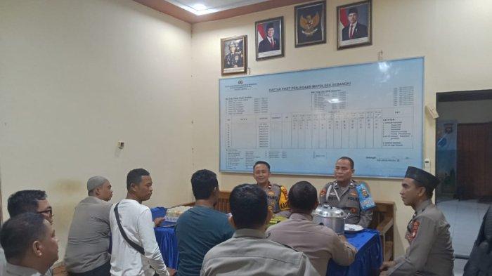 Pererat Kekeluargaan, Kapolsek Sebangki Ajak Anggotanya Buka Puasa Bersama
