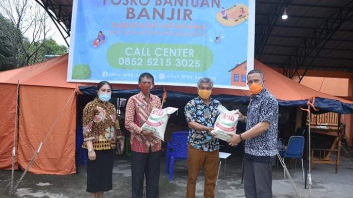 Datangi BPBD, Bupati Martin Beserta Istri Serahkan Bantuan Pribadi untuk Korban Banjir di Ketapang