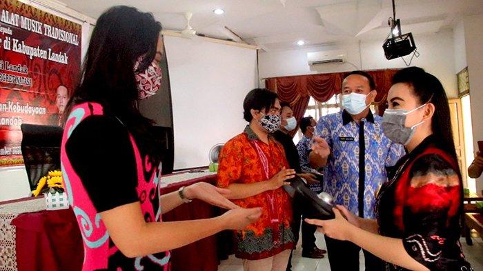 Bupati Landak Serahkan Bantuan Alat Musik Tradisional untuk Sekolah dan Sanggar