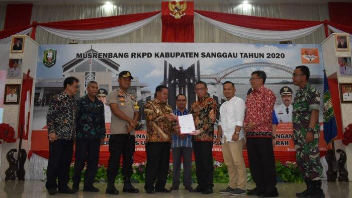 Bupati Sanggau Serahkan Kesepakatan Pemekaran PKR Kepada Gubernur Kalbar