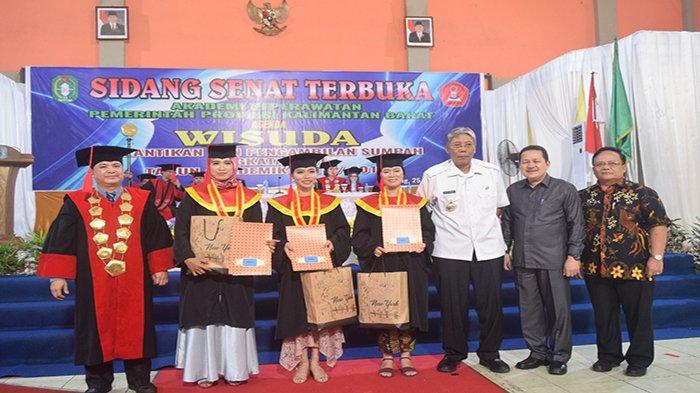 Hadiri Wisuda Terakhir Akper Sintang, Bupati Ingatkan Soal Tantangan Dunia Kerja