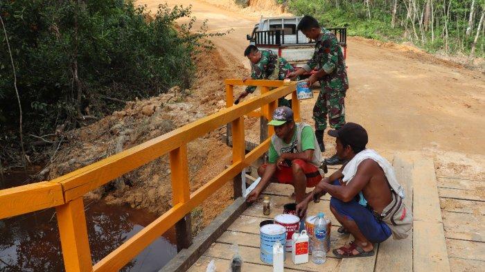 Dibantu Warga, Satgas TMMD Cat Jembatan di Dusun Jonti