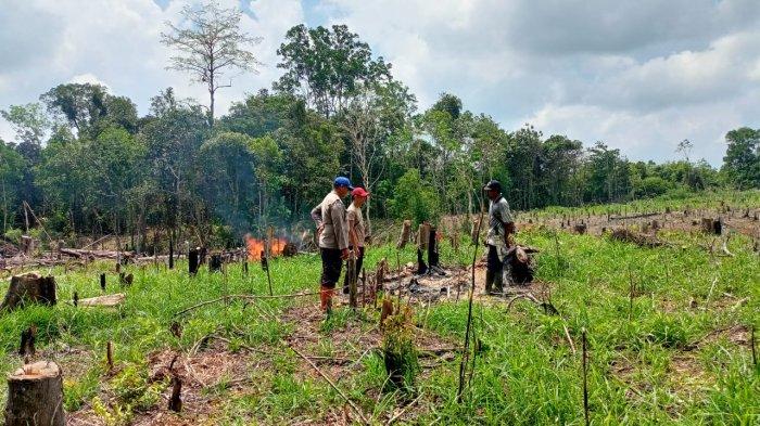 Dukung Program Ketahanan Pangan, Kapolsek Kuala Behe & Personel Cek Lahan Persiapan Penanaman Jagung