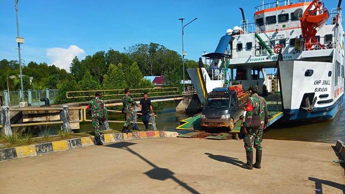 Koramil Paloh Laksanakan Pengamanan Penyeberangan Ferry dan Pastikan Penumpang Terapkan Prokes