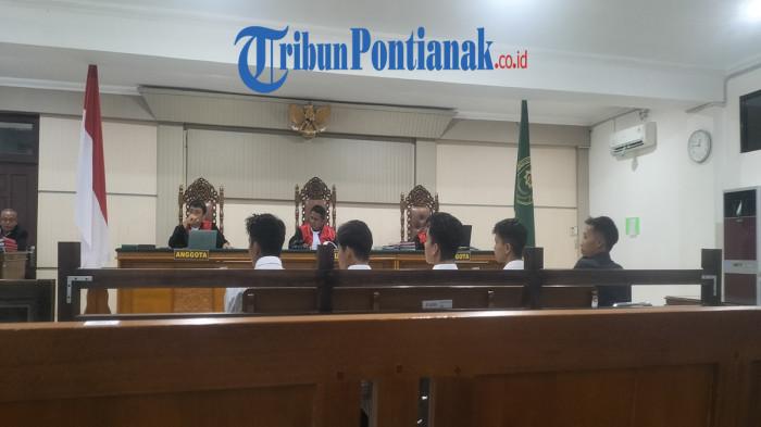 TERSANGKA PETI - Lima orang Terdakwa kasus PETI di Desa Ingko Tambe Kecamatan Putussibau Selatan, saat mengikuti sidang di Pengadilan Negeri Putussibau, dalam agenda keterangan saksi, dari Kepolisian dan pemilik mesin PETI tersebut, Senin 17 November 2025.