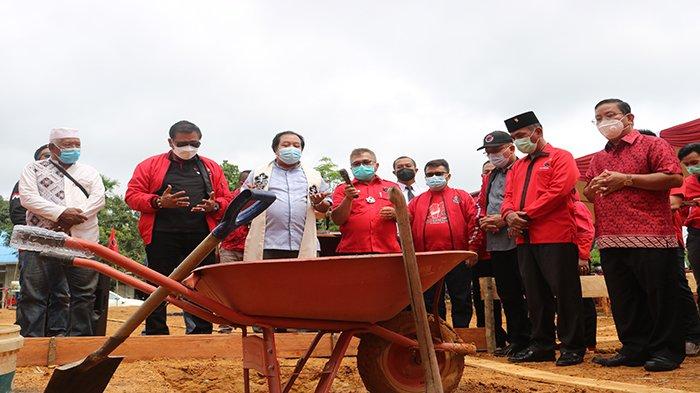 Lasarus Tancapkan Tiang Pertama Pembangunan Gedung DPC PDI Perjuangan Sekadau