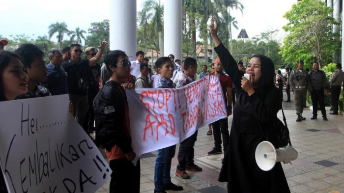 Sejumlah Masyarakat Gelar Aksi Tuntut Gubernur Kalbar Terkait Penonaktifan M Zeet - demo_20181008_190027.jpg