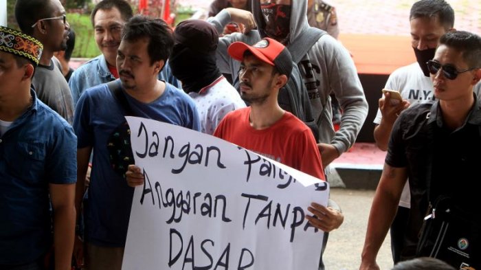 Sejumlah Masyarakat Gelar Aksi Tuntut Gubernur Kalbar Terkait Penonaktifan M Zeet - demo_20181008_190047.jpg