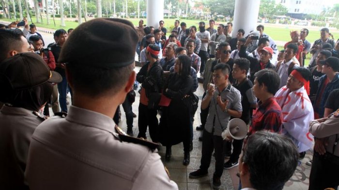 Sejumlah Masyarakat Gelar Aksi Tuntut Gubernur Kalbar Terkait Penonaktifan M Zeet - demo_20181008_190112.jpg
