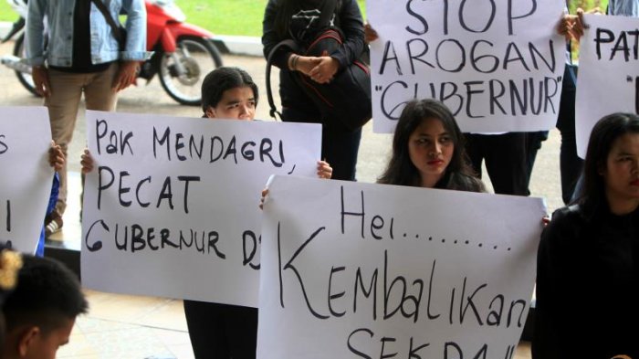 Sejumlah Masyarakat Gelar Aksi Tuntut Gubernur Kalbar Terkait Penonaktifan M Zeet - demo_20181008_190138.jpg