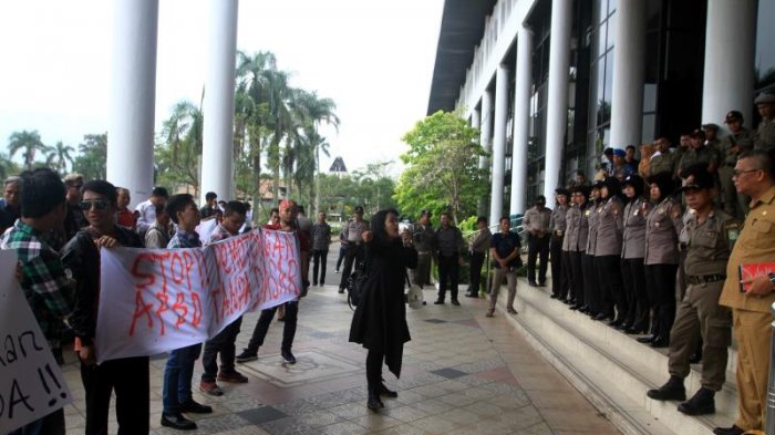 Sejumlah Masyarakat Gelar Aksi Tuntut Gubernur Kalbar Terkait Penonaktifan M Zeet - demo_20181008_190145.jpg