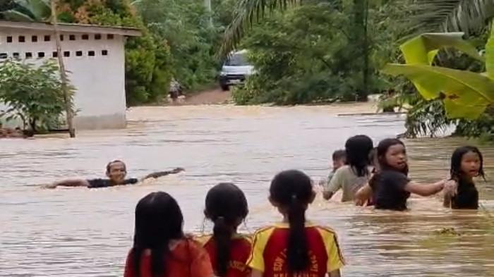 BANJIR BANDANG SINTANG - Foto banjir bandang melanda Desa Nanga Pari, Kecamatan Sepauk, Kabupaten Sintang, pada Kamis 8 Januari 2026. Banjir disebabkan curah hujan tinggi yang mengguyur wilayah tersebut.