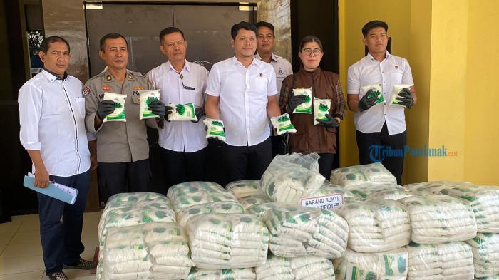 GULA IMPOR ILEGAL - Satuan Reserse Kriminal (Satreskrim) Polres Singkawang pamerkan gula impor ilegal 1,7 ton di Mapolres Singkawang pada Minggu 19 April 2026. Polisi mengungkap kasus ini di sebuah ruko di Jalan Pasar Turi, Kelurahan Pasiran, Kecamatan Singkawang Barat.