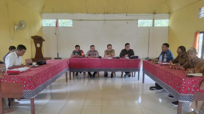 Kanit Bimas Polsek Ella Hilir Hadiri Mediasi Tapal Batas Dua Desa di Kecamatan Ella Hilir Melawi
