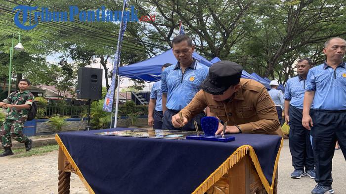 RESMIKAN AREA PARKIR - Bupati Kubu Raya, Sujiwo saat melakukan penandatanganan prasasti area parkir di Taman Dirgantara Supadio, Kecamatan Sungai Raya, Kabupaten Kubu Raya, Selasa 14 April 2026, pagi.