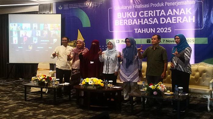PENUTUPAN - Balai Bahasa Provinsi Kalimantan Barat menyelenggarakan kegiatan Penutupan Finalisasi Produk Penerjemahan Buku Cerita Berbahasa Daerah Tahun 2025 pada Jumat, 7 November 2025.