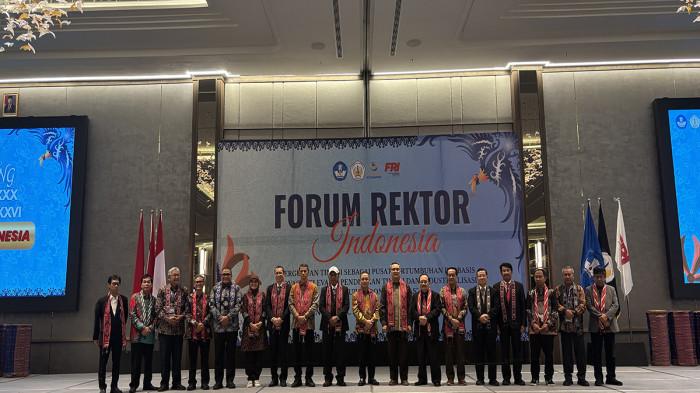 FOTO BERSAMA - Pertemuan Forum Rektor Indonesia (FRI) periode 2024–2025 yang berlangsung di Novotel Pontianak, Minggu 23 November 2025.