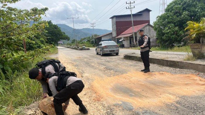 Personel Patroli Satsamapta Polres Kayong Utara Evakuasi Batu Besar di Jalan untuk Cegah Laka Lantas