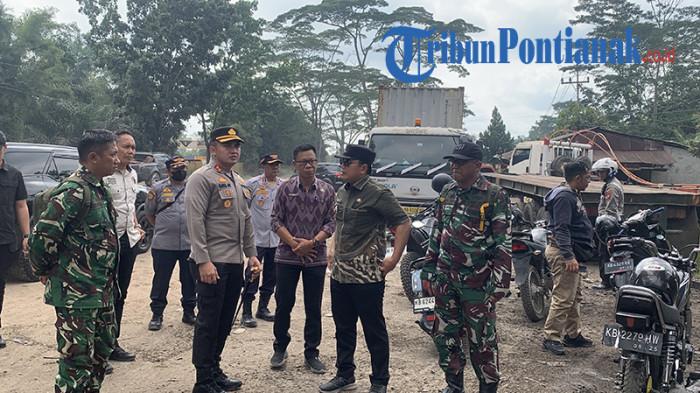 SIDAK PARKIR LIAR - Bupati Kubu Raya, Sujiwo bersama Kapolres Kubu Raya AKBP Kadek Ary Mahardika saat melakukan inspeksi mendadak (sidak) beberapa titik parkir liar kendaraan kontainer di sepanjang Jalan Trans Kalimantan, tepatnya di wilayah Desa Durian, Kecamatan Sungai Ambawang, Kamis 31 Juli 2025.
