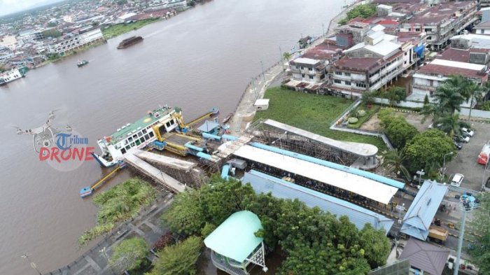 Proyek Pembangunan Fly Over di Feri Penyeberangan Pontianak - fly-over-waterfront-taman-alun-kapuas_20171213_203502.jpg