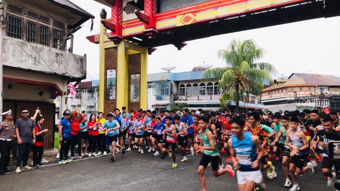 FUN RUN - Suana kegiatan Amazing Mooncake Fun Run 5K sukses digelar, Minggu 5 Oktober 2025 mulai pukul 05.30 WIB.  Kegiatan Fun Run yang mengusung konsep estafet ini diikuti oleh sekitar 75 tim, di mana setiap tim terdiri dari empat orang peserta.