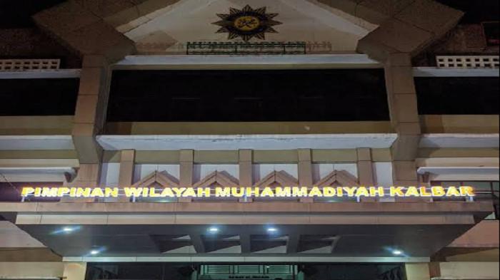 SHOLAT ID KALBAR - Potret depan gedung Pusat Dakwah Muhammadiyah Kalbar di Jl. Arteri Supadio, Sungai Raya, Kubu Raya yang bakal jadi lokasi sholat Idul Fitri 2026 pada Jumat 20 Maret 2026. Berikut Daftar Lengkap Lokasi Shalat Idul Fitri 1447 H Muhammadiyah Kalbar.