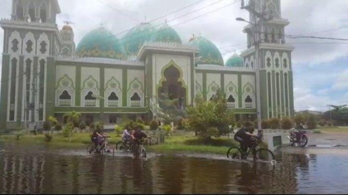 Hampir Seluruh Ruas Jalan di Ketapang Terendam Banjir