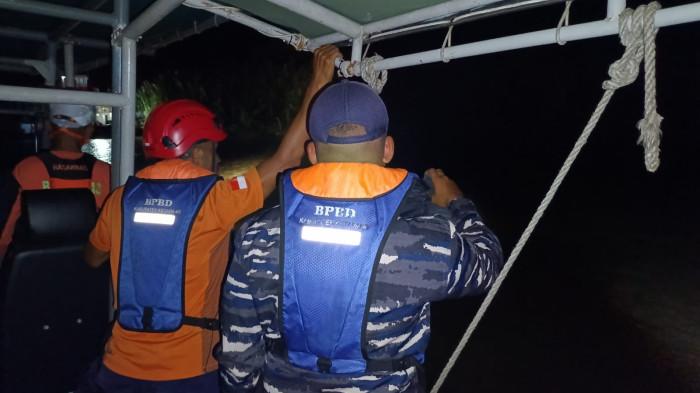 PENEMUAN JASAD ABK - Tim SAR gabungan melakukan penyisiran di perairan Pelabuhan Sukabangun, Kabupaten Ketapang, Kalimantan Barat, menggunakan perahu karet dalam upaya pencarian Ahmad Khoirudin, ABK KM Dharma Ferry II yang sebelumnya dilaporkan hilang terseret arus sejak Sabtu 21 Februari 2026. Berikut kronologi lengkap penemuan jasad Ahmad Khoirudin.
