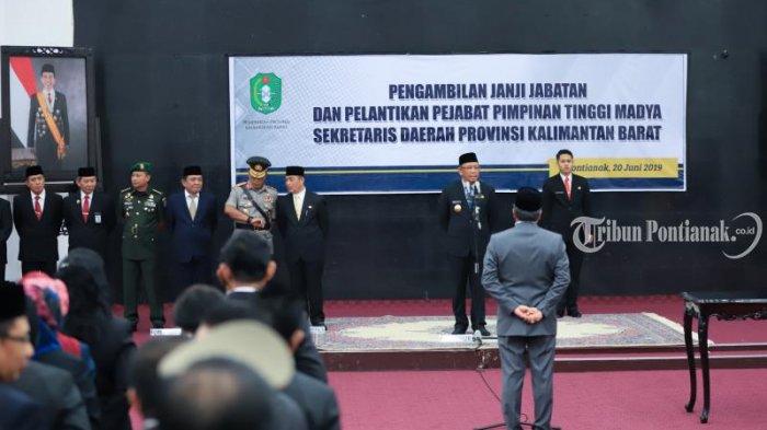 FOTO: Momen-monen Saat Gubernur Sutarmidji Lantik AL Leysandri Sebagai Sekda Kalbar - gubernur-kalimantan-barat-sutarmidji-memberikan-arahan-saatpengambilan-janji-jabatan-sekda-kalbar.jpg
