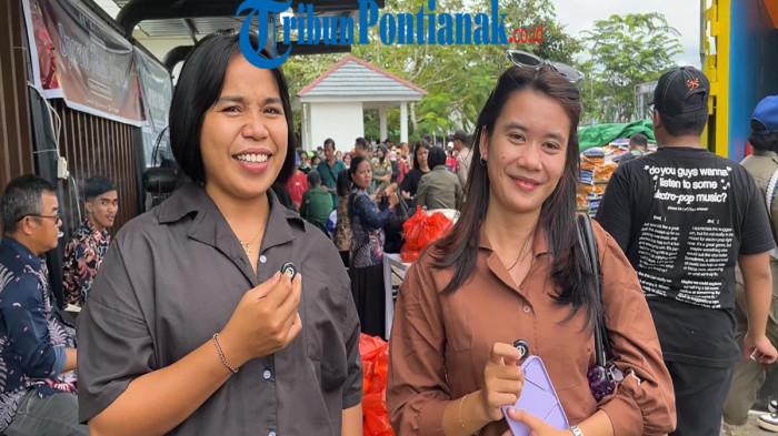 PASAR MURAH - Ayu dan Melda, warga Dusun Senipahan Desa Santaban, hadir dalam acara pasar murah Lentera Batas Negeri di PLBN Aruk, Sajingan Besar, Kabupaten Sambas. Keduanya bercerita rela menerabas banjir yang merendam ruas jalan di dusunnya untuk sampai ke lokasi acara, Kamis 13 November 2025.